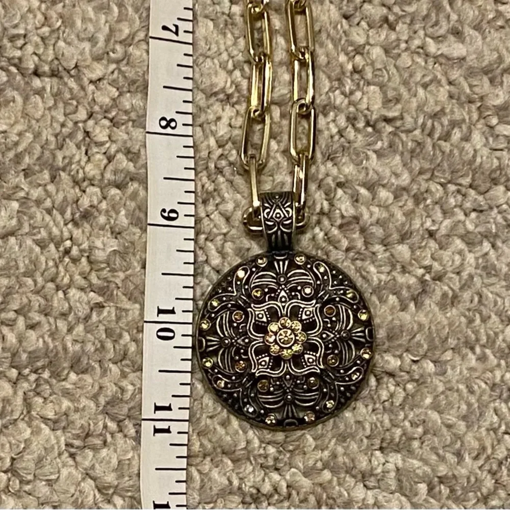 Elegant Gold Pendant Necklace - Picture 5 of 7